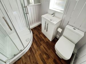 Shower room- click for photo gallery